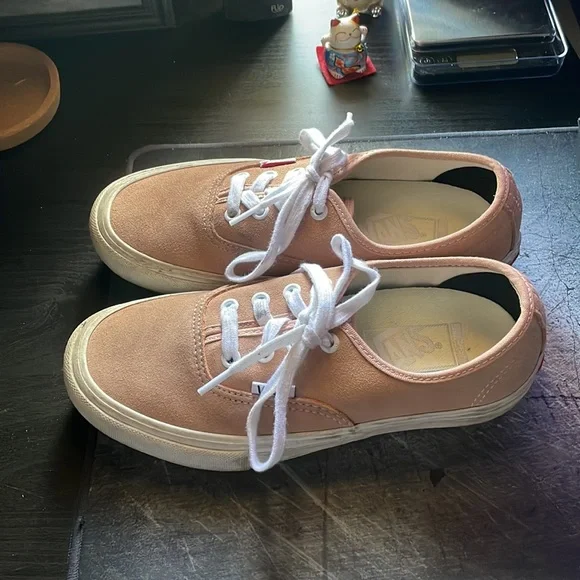 Light salmon colored Ultracush low top vans